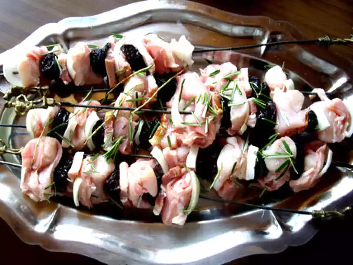 Brochette de lapin aux pruneaux et lardons