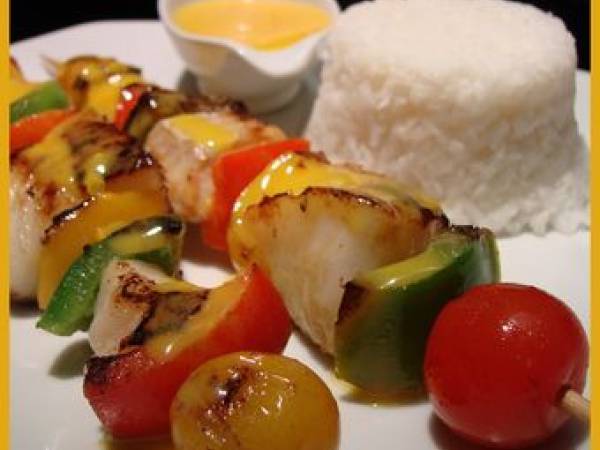 Brochette de Lieu jaune de Ligne et St Jacques (sauce beurre blanc safranée)