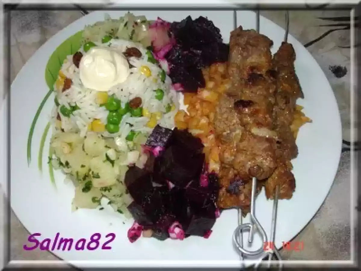 Brochette de viande et salade de riz