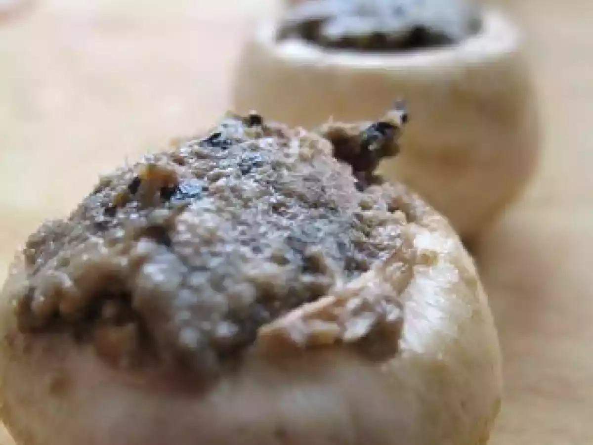 Brochettes à la provencale, boulettes de viande et champignons farcis