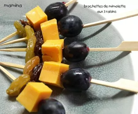 Brochettes apéritives faciles: mimolette et trois raisins - Recette Ptitchef