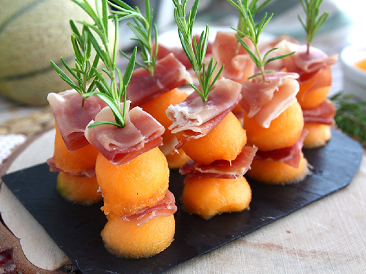 recette-de-brochettes-melon-jambon-et-romarin