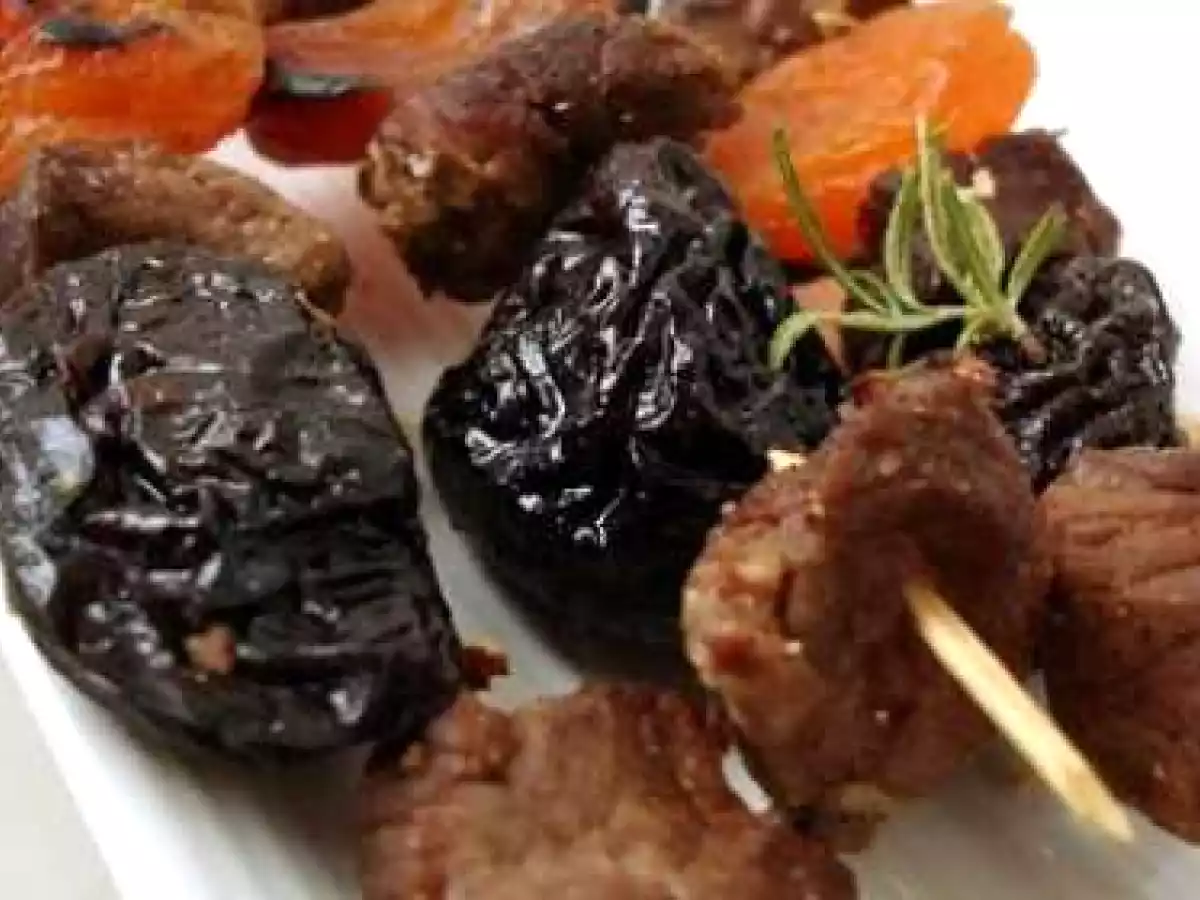 Brochettes d'agneau, aux pruneaux, aux abricots secs et romarin