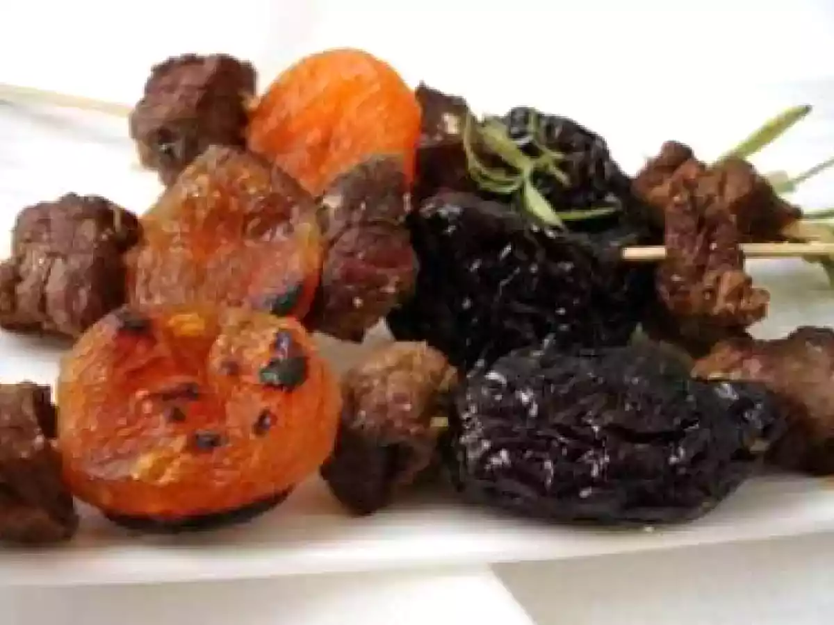 Brochettes d'agneau, aux pruneaux, aux abricots secs et romarin - photo 2