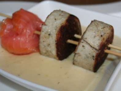 Brochettes de boudin blanc et saumon à la crème d'asperges