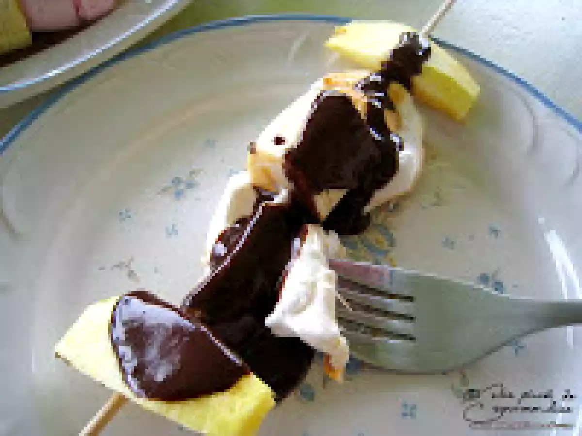 Brochettes de chamallow aux fruits, sauce au chocolat