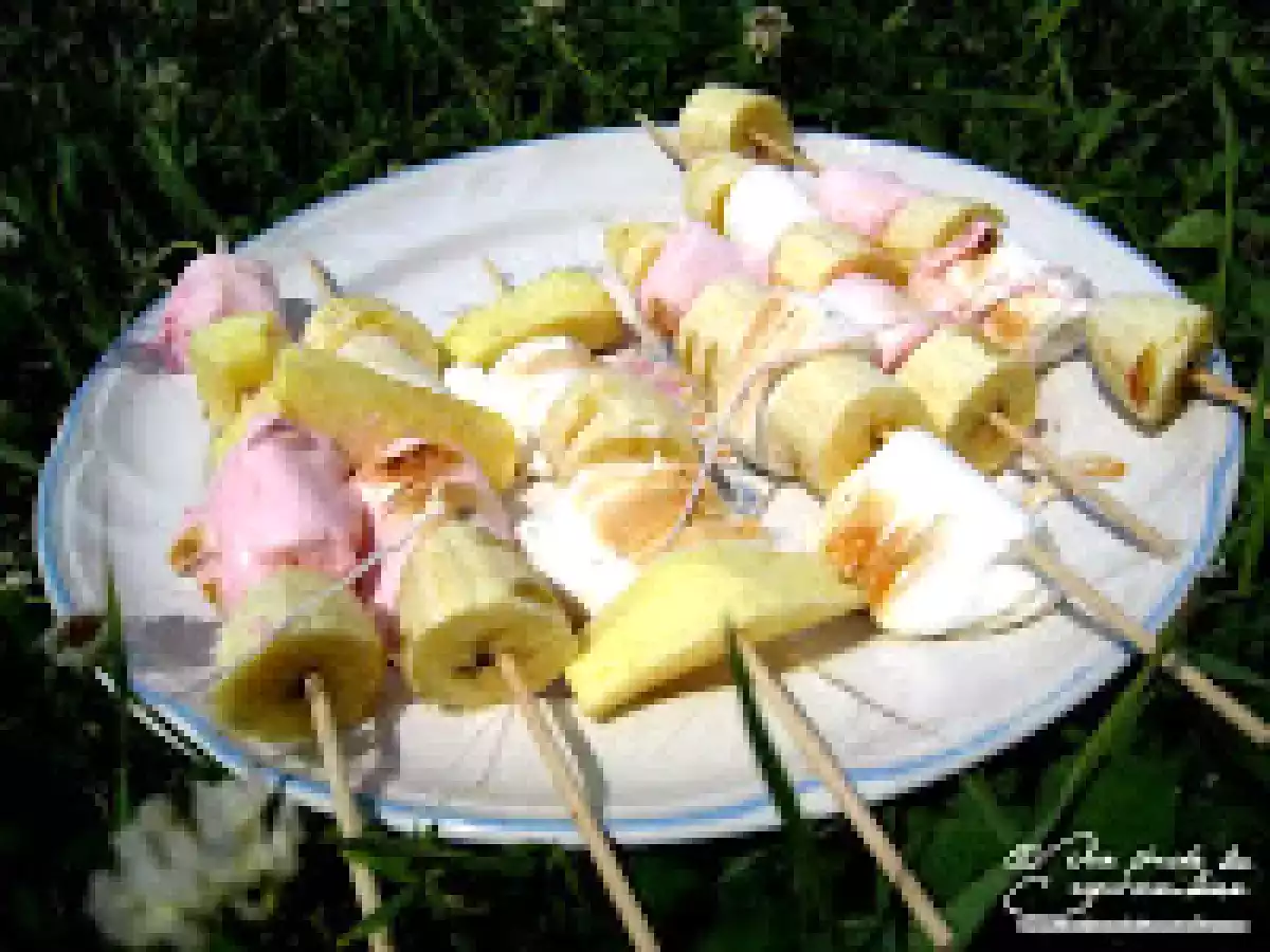 Brochettes de chamallow aux fruits, sauce au chocolat - photo 2