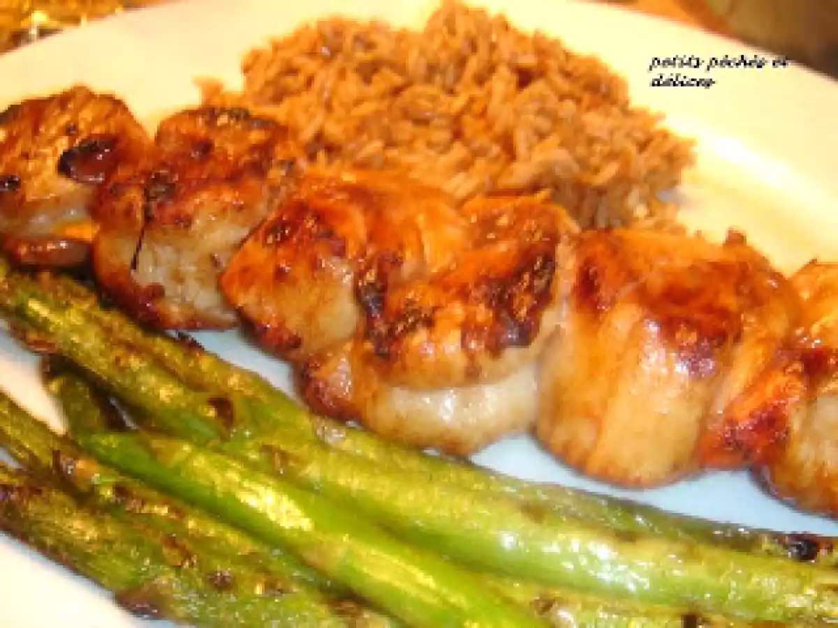 Brochettes de crevettes et de pétoncles grillés à la teriyaki