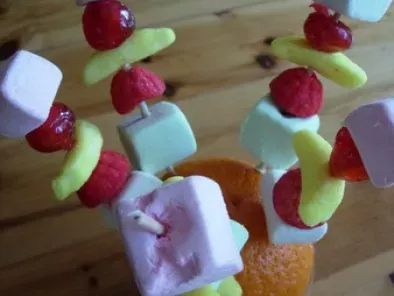 Recette - Brochettes de fruits frais et de bonbons version anniversaire d' enfants en vidéo 
