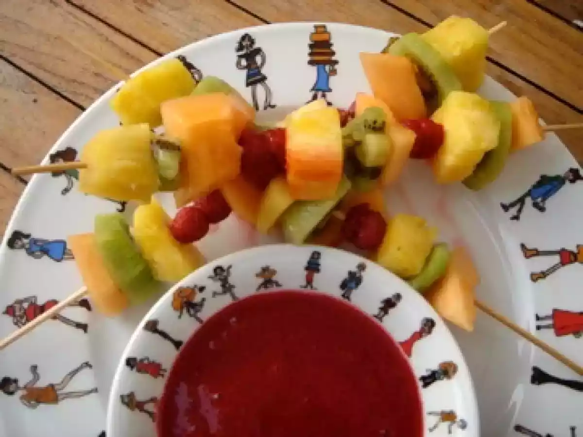 Brochettes de fruits? saucées dans un coulis? - photo 3