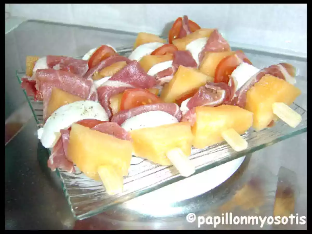 BROCHETTES DE L'ETE : MELON, TOMATE, JAMBON SEC, MOZZARELLA