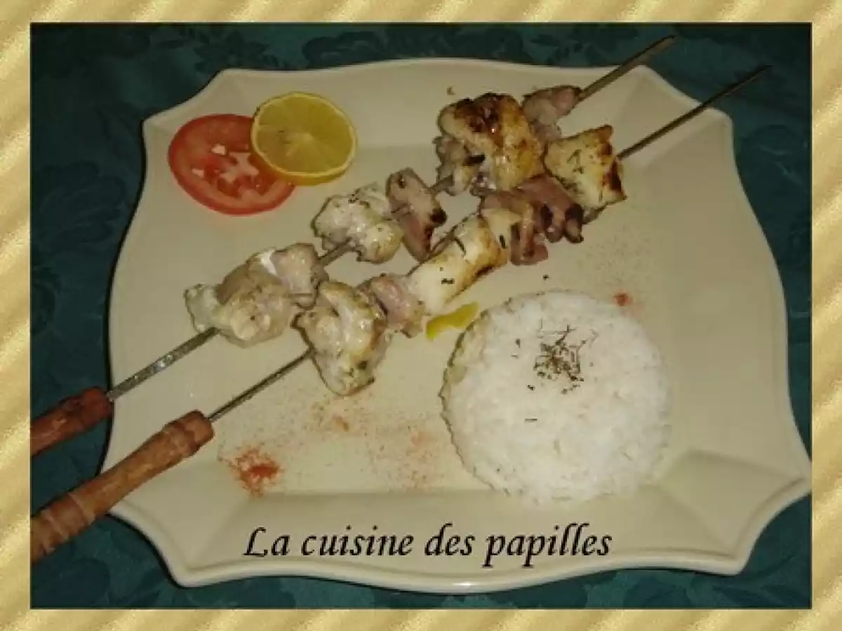 Brochettes de lottes au lard, sauce soja