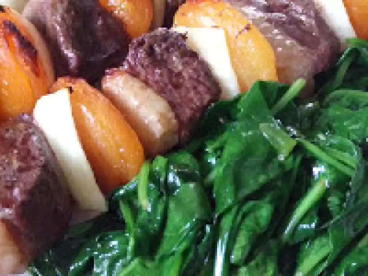 Brochettes de magret de canard, épinards au beurre