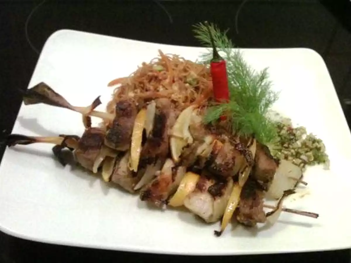 Brochettes de porc sur tiges de citronnelle, sauce au piment