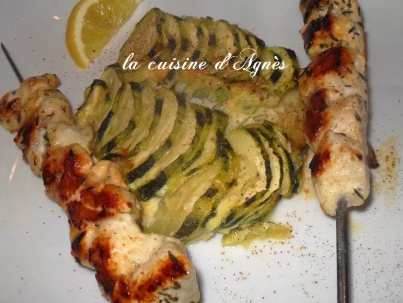Brochettes de poulet au citron et gratin de courgettes au parmesan, photo 1