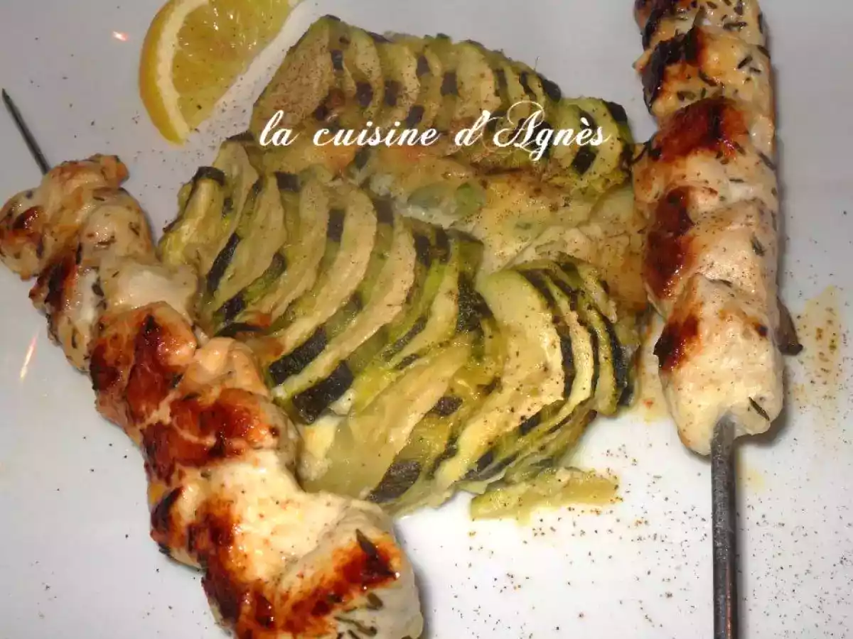 Brochettes de poulet au citron et gratin de courgettes au parmesan