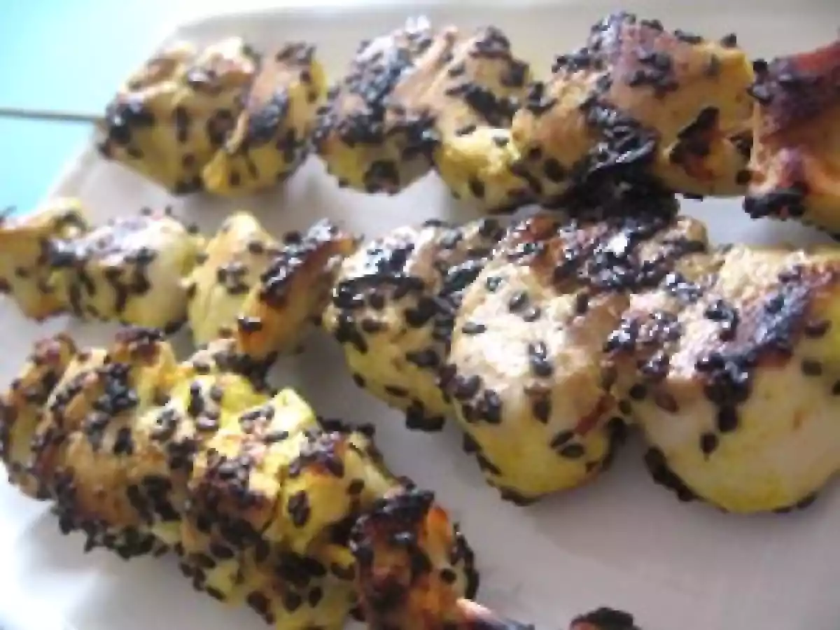 Brochettes de poulet, curry et sésame noir au citron!