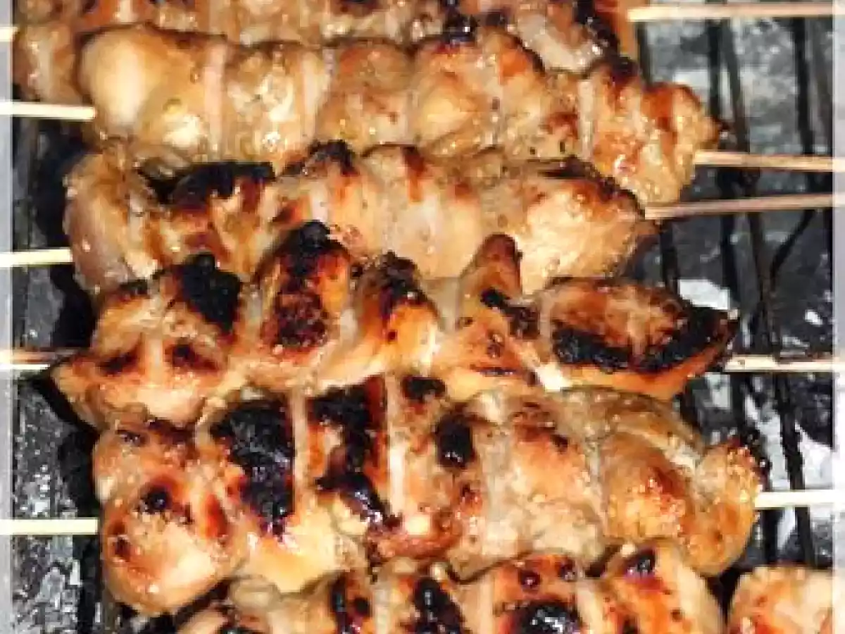 Brochettes de poulet mariné au miel, soja et sésame