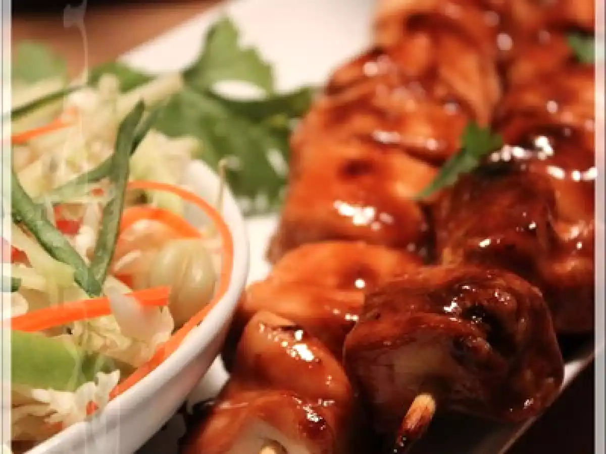 Brochettes de poulet piquantes et salade fraîcheur