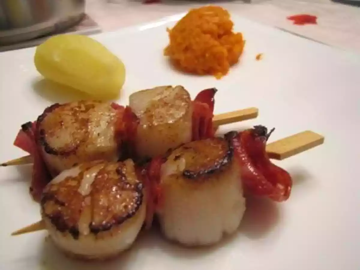 Brochettes de Saint-jacques au chorizo, purée de carottes