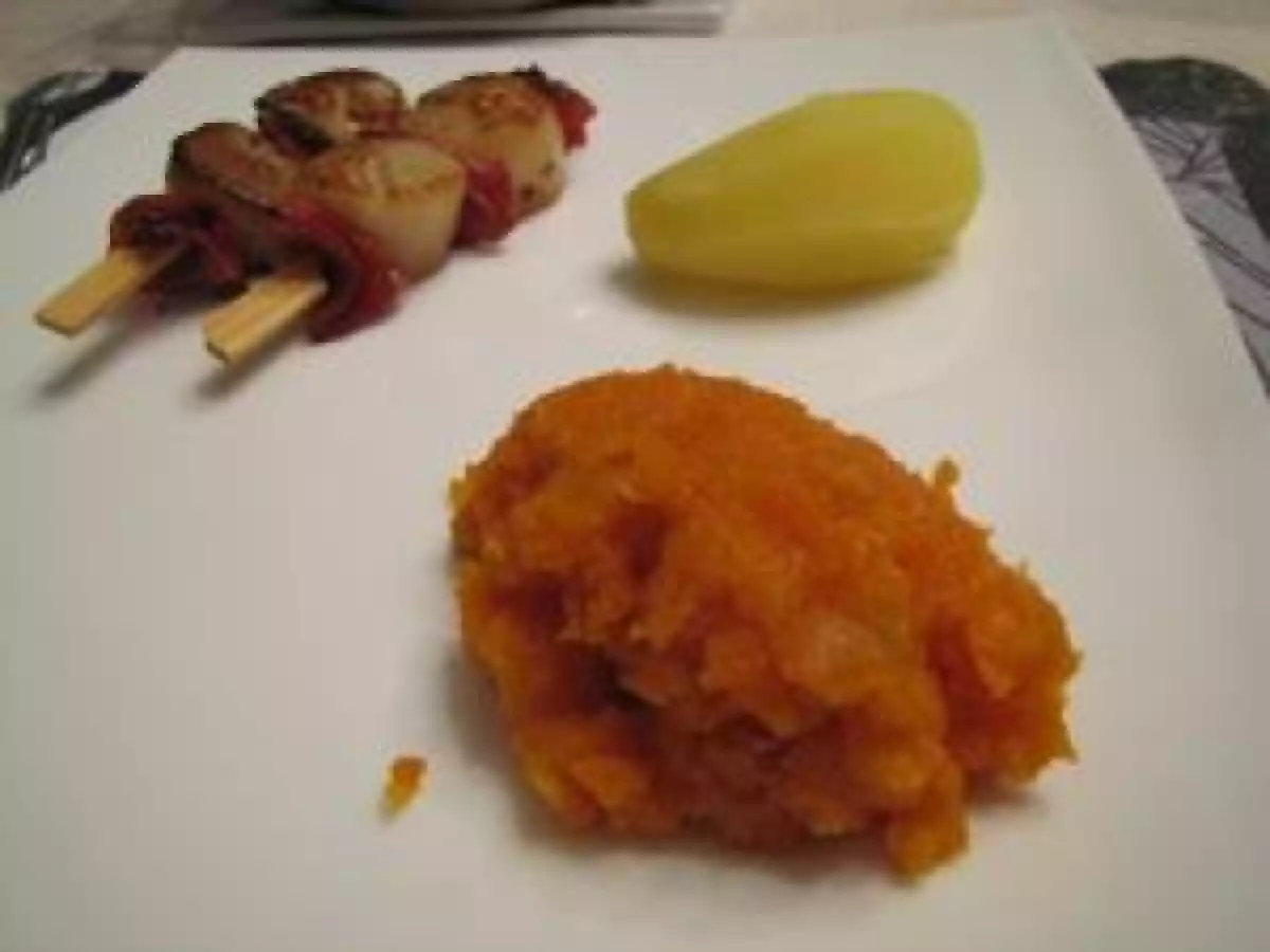 Brochettes de Saint-jacques au chorizo, purée de carottes - photo 2