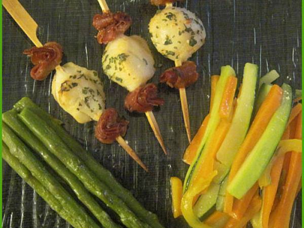 Brochettes de saint Jacques et jambon de Parme, asperges et juliennes de légumes poêlées