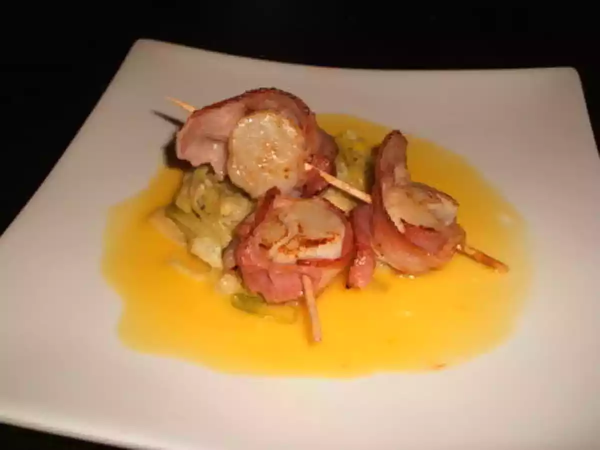 Brochettes de Saint-Jacques lardées au beurre d'oranges, fondue de poireaux