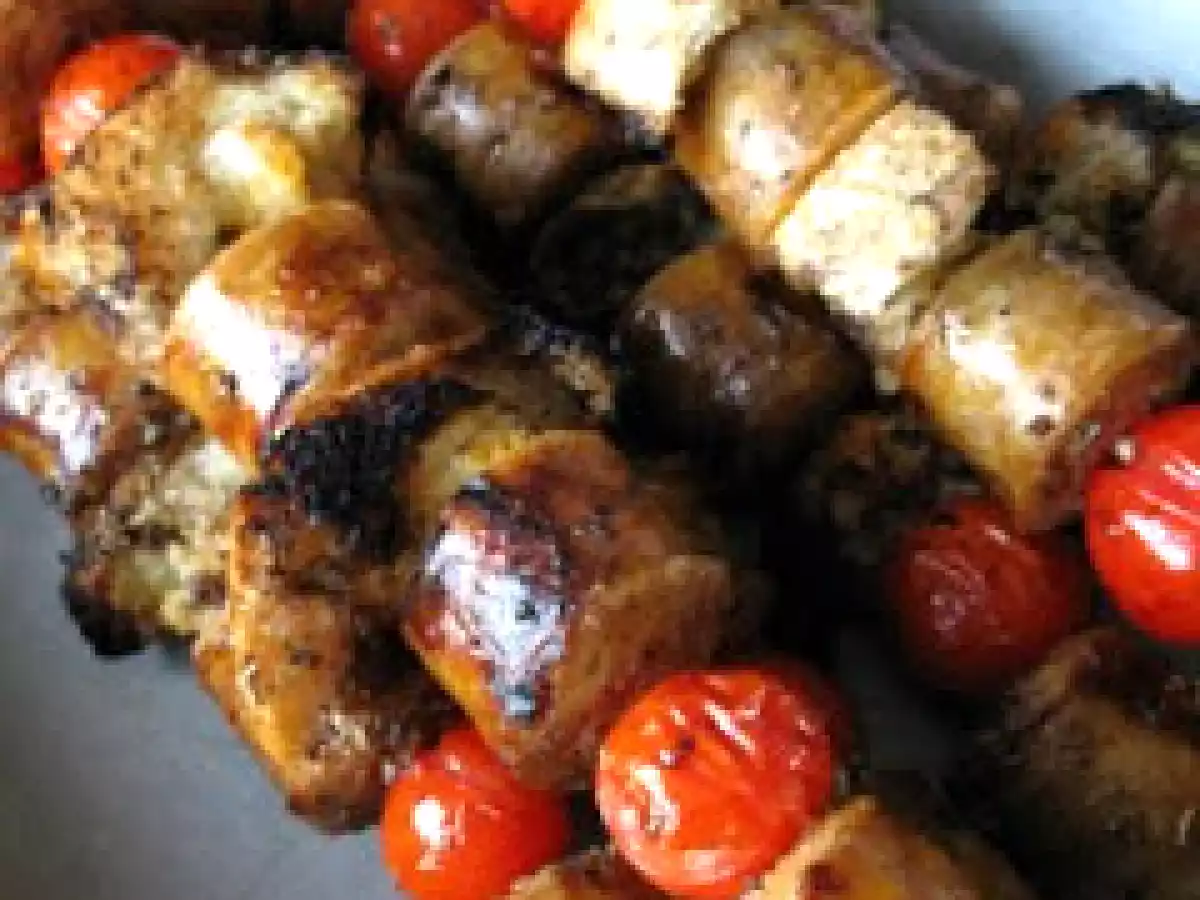 Brochettes de saucisses italiennes et de tomates cerises