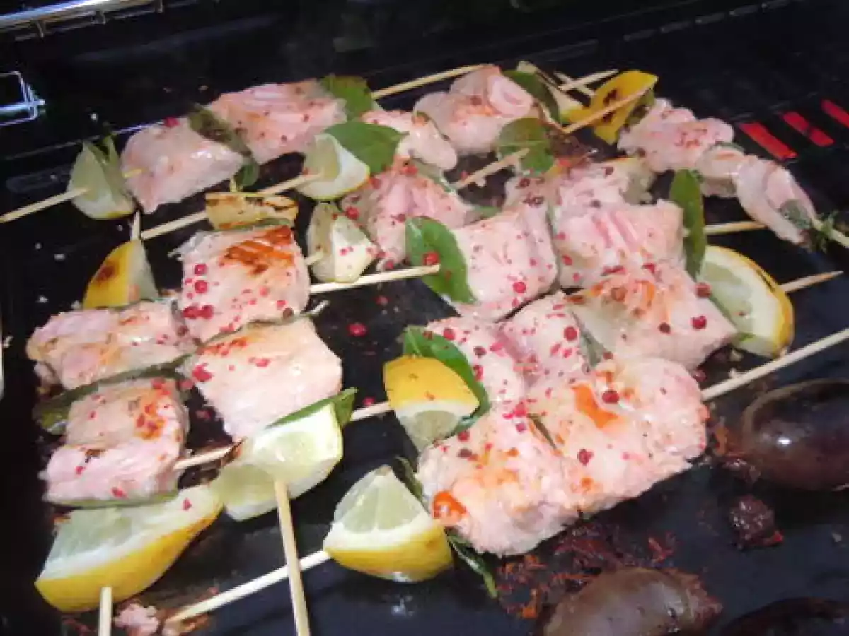 BROCHETTES DE SAUMON AUX BAIES ROSES, A LA PLANCHA