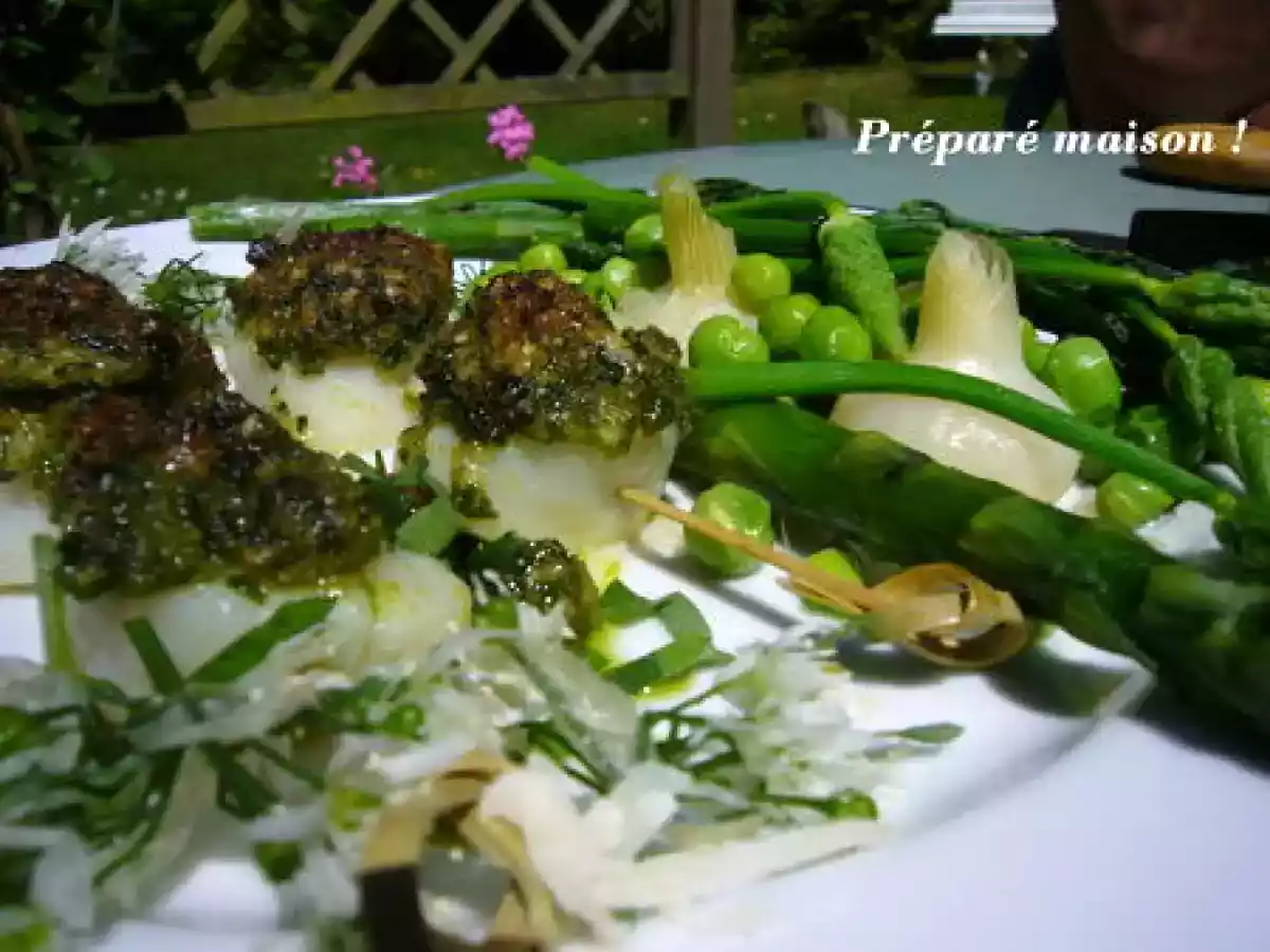 Brochettes de St-Jacques à l'ail des ours et aux asperges