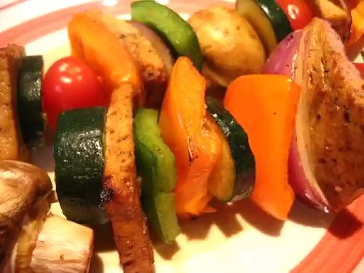 Brochettes de tofu mariné et légumes