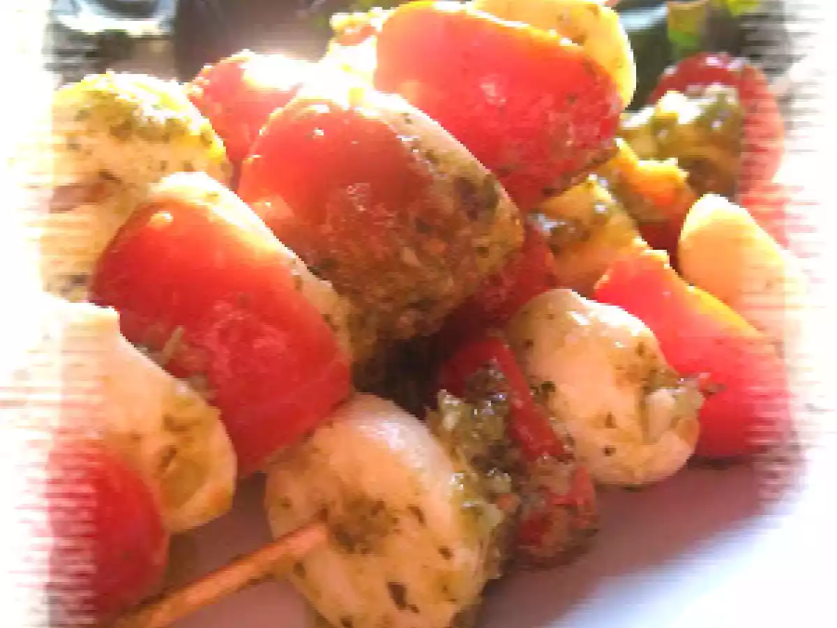 Brochettes de tomates cerises et de bocconcini au pesto