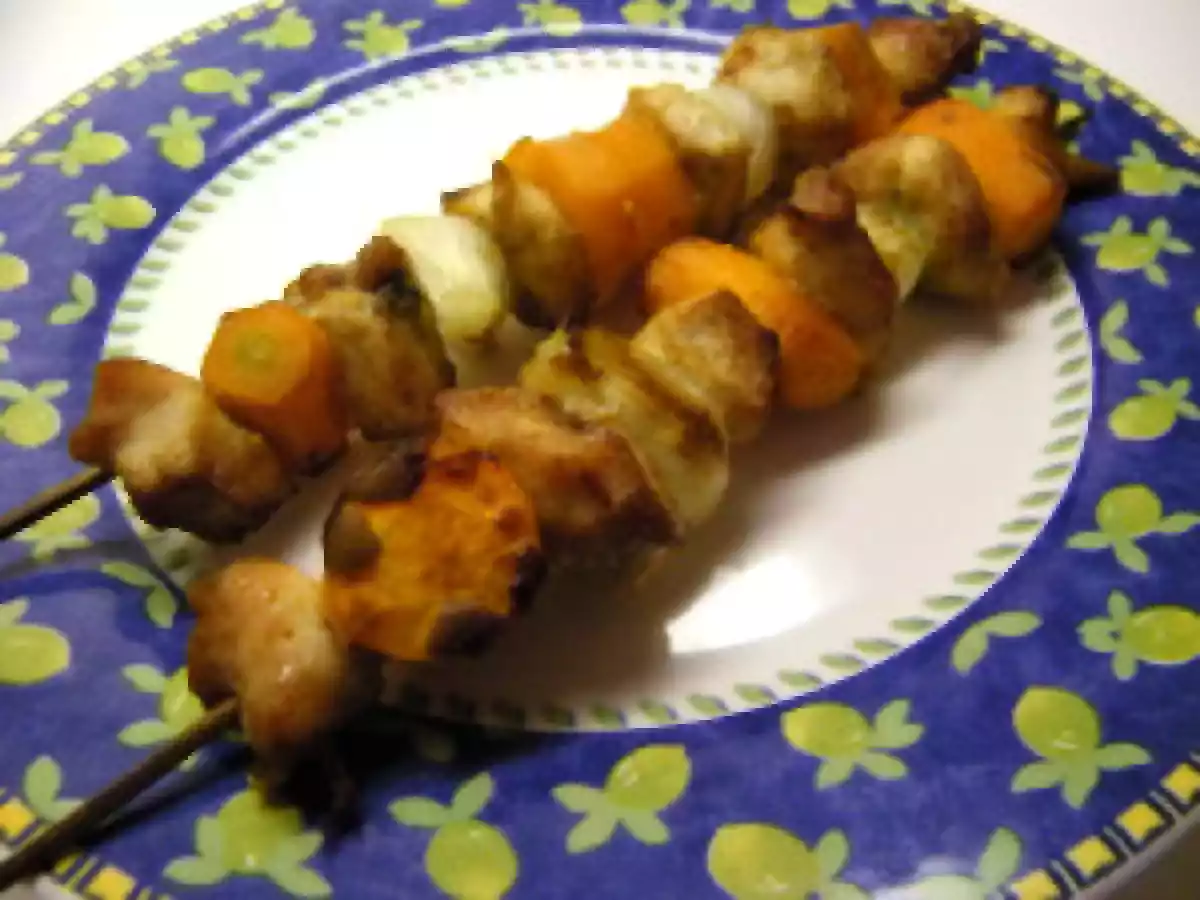 Brochettes printanières de poulet mariné