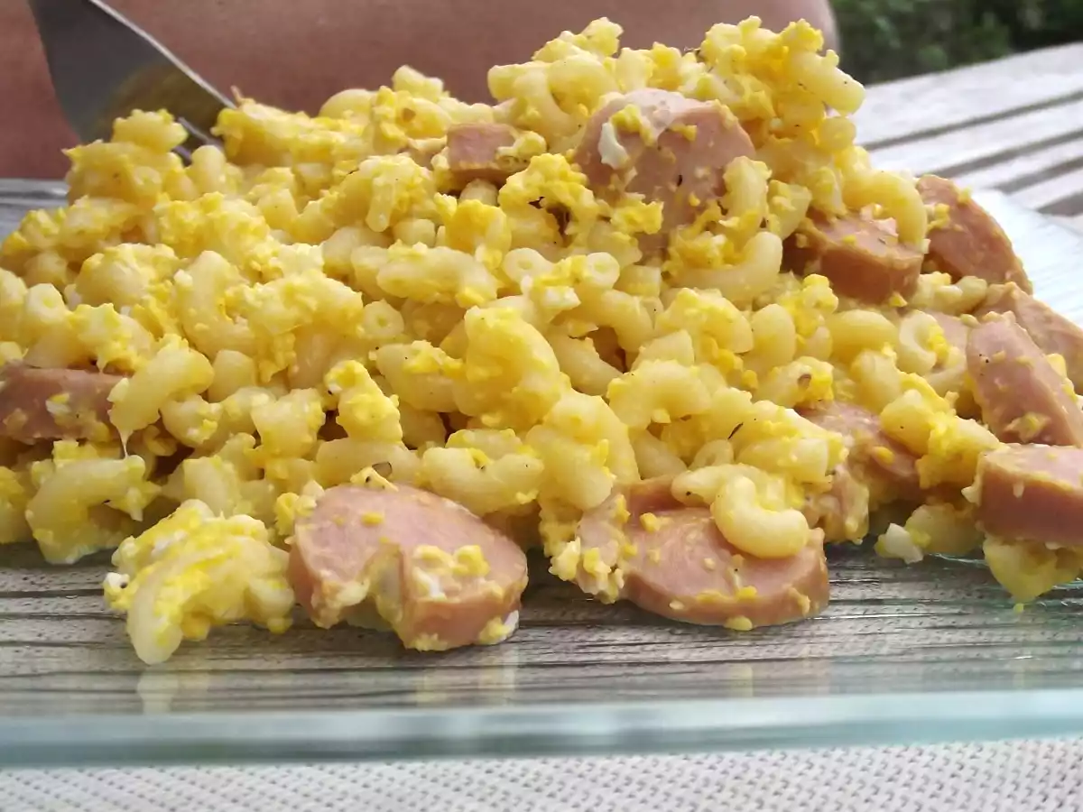 Brouillade de coquillettes aux knacks.