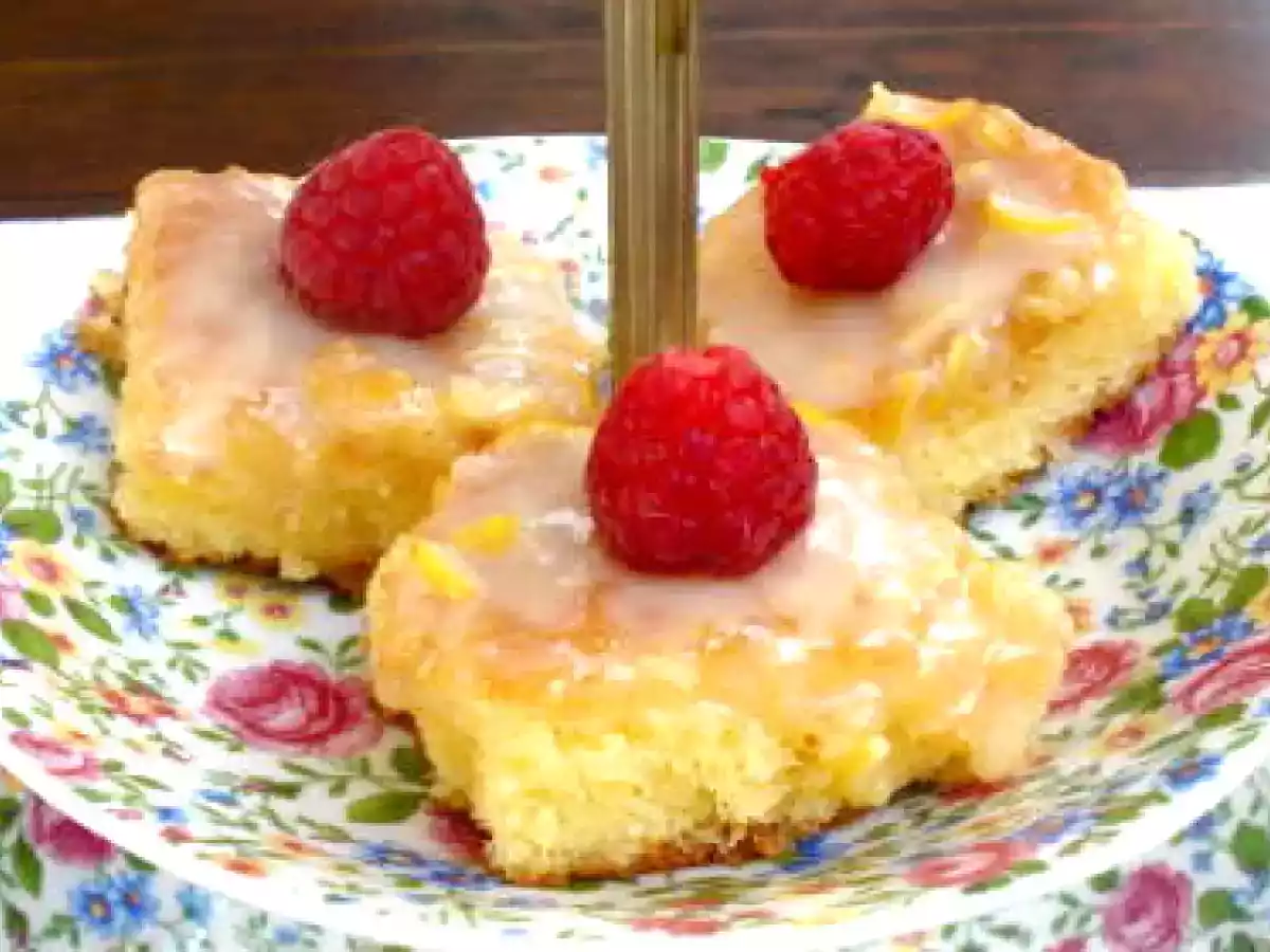 BROWNIE AU CHOCOLAT BLANC, GLACAGE AU CITRON