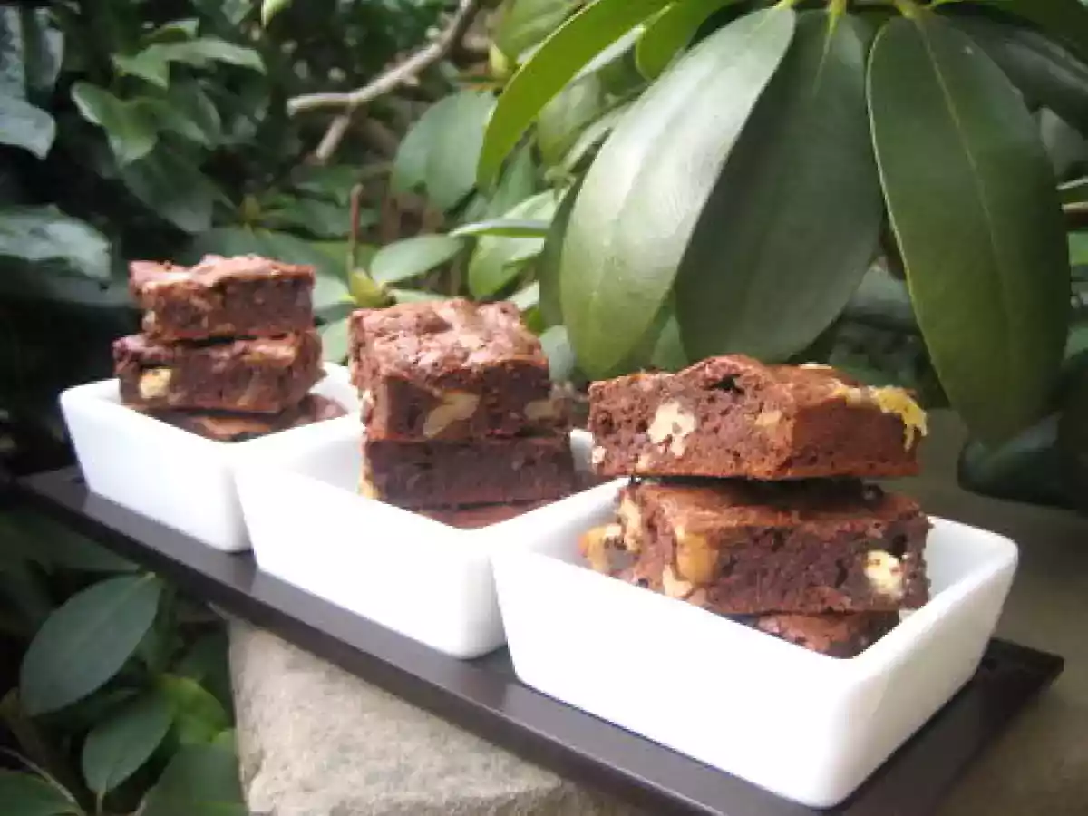 Brownie aux éclats de caramel/noix/framboises et chocolat blanc