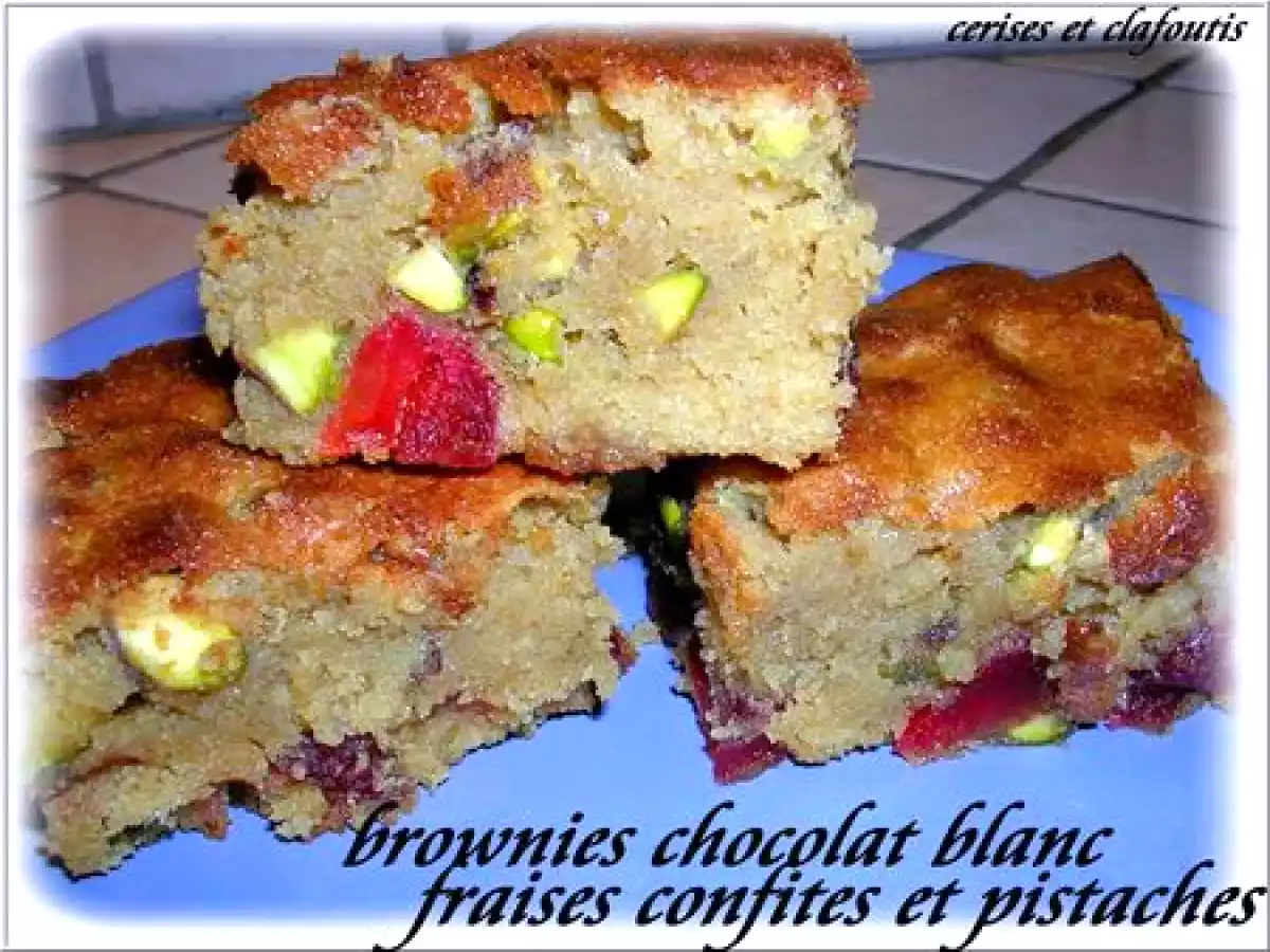 BROWNIES AU CHOCOLAT BLANC, FRAISES CONFITES ET PISTACHES