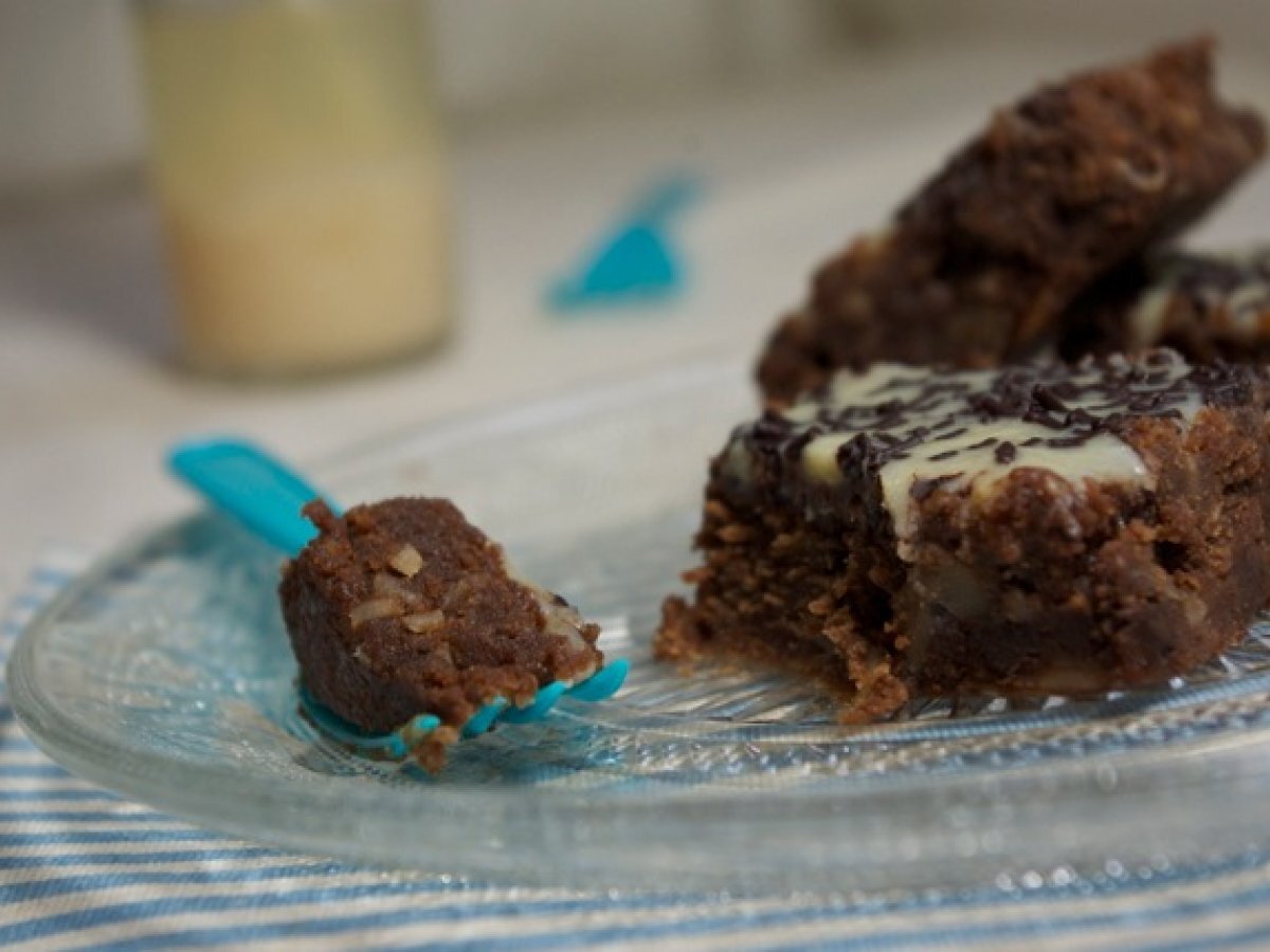 Brownies Chocolat Noir Amandes Et Glacage Chocolat Blanc Recette Ptitchef