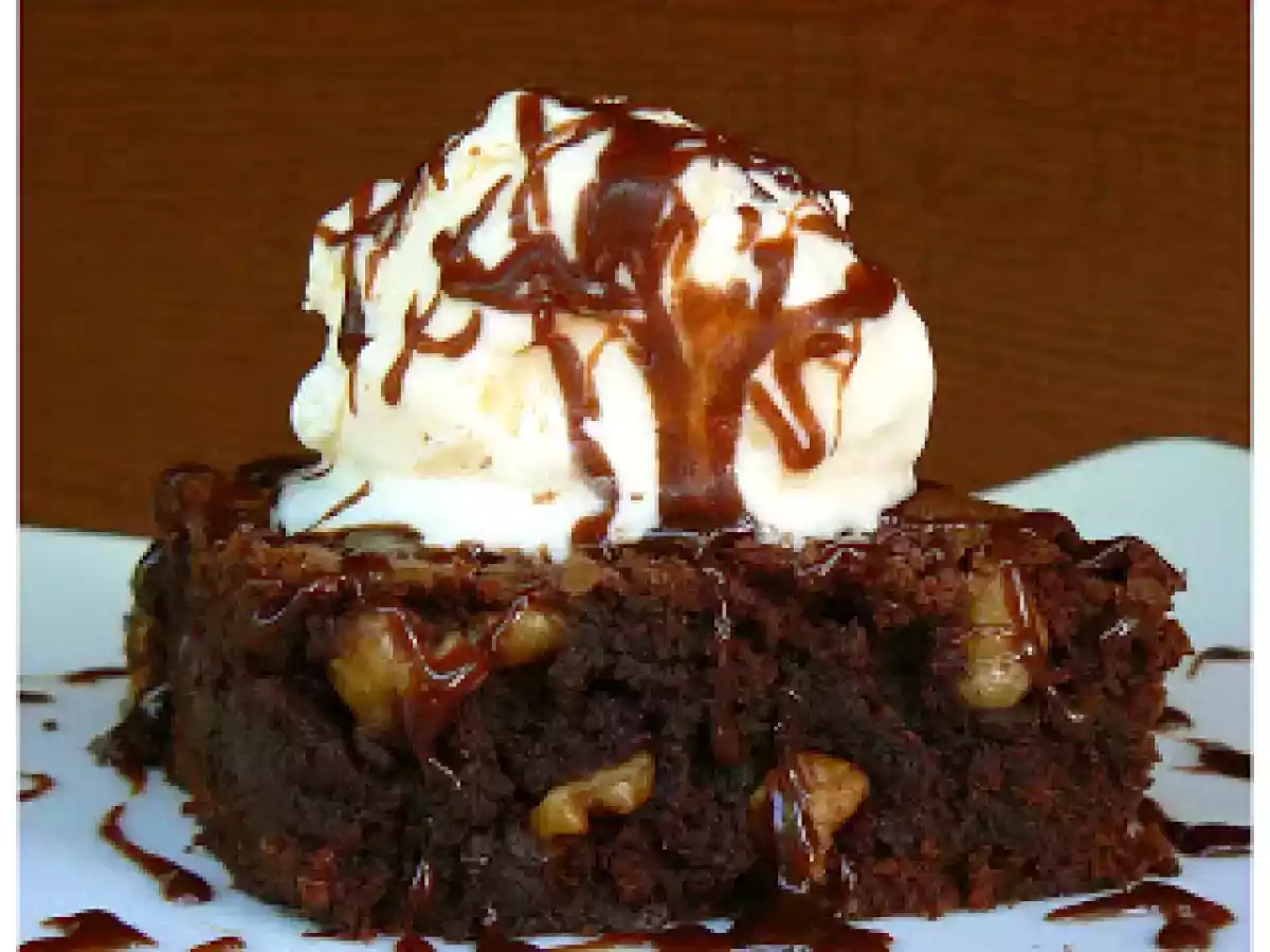 Brownies et sauce au fudge chaud