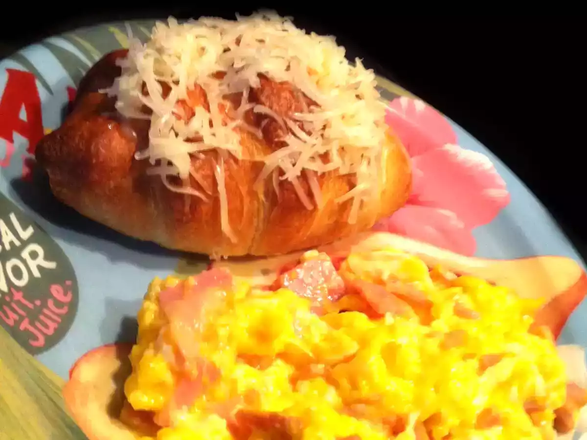 Brunch: Croissant jambon fromage et Oeufs brouillés !