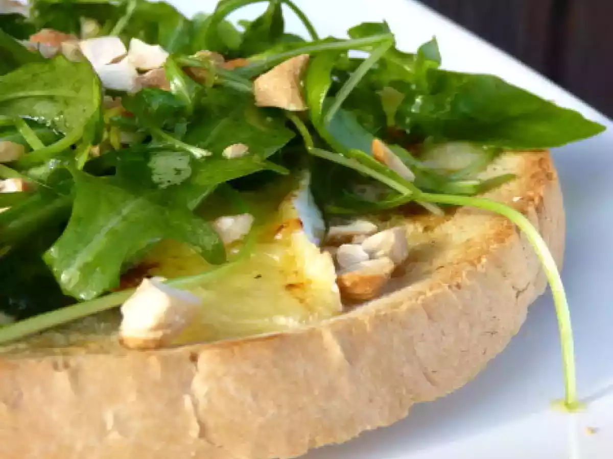 BRUSCHETTA AU BRIE, MIEL, NOIX DE CAJOU ET ROQUETTE