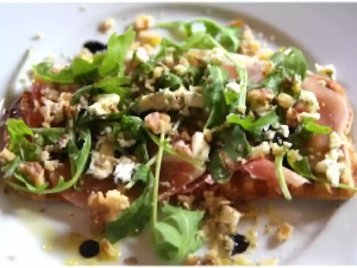 Bruschetta au jambon cru, gorgonzola et roquette