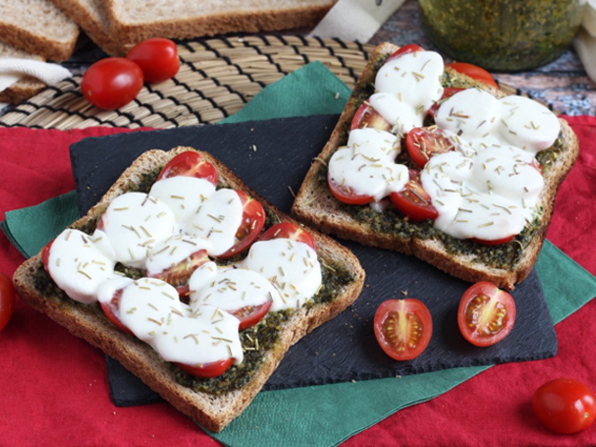 Bruschetta au pesto, tomates cerises et fromage mozzarella Recette