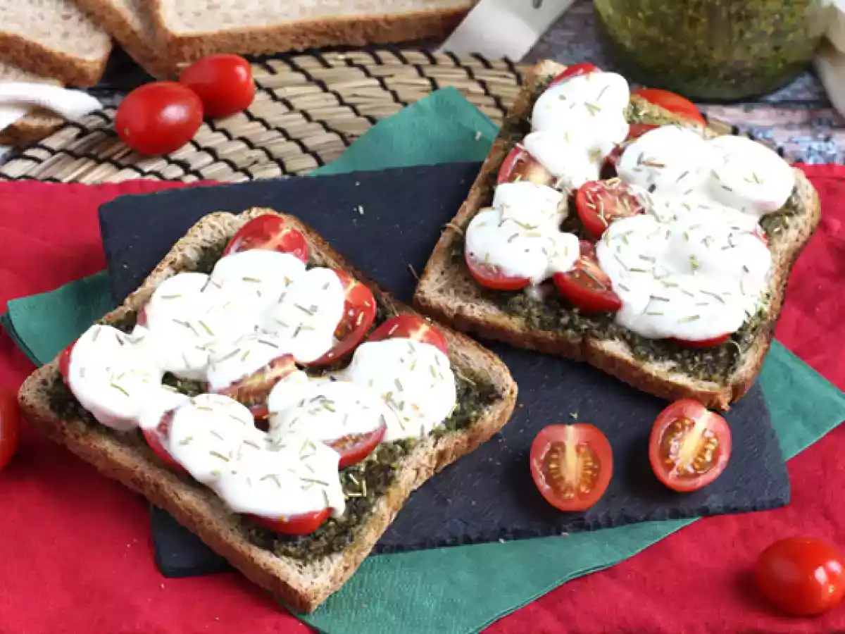 Bruschetta au pesto, tomates cerises et fromage mozzarella
