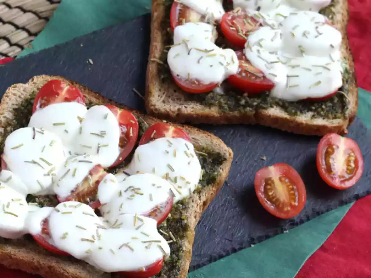 Bruschetta au pesto, tomates cerises et fromage mozzarella - photo 2