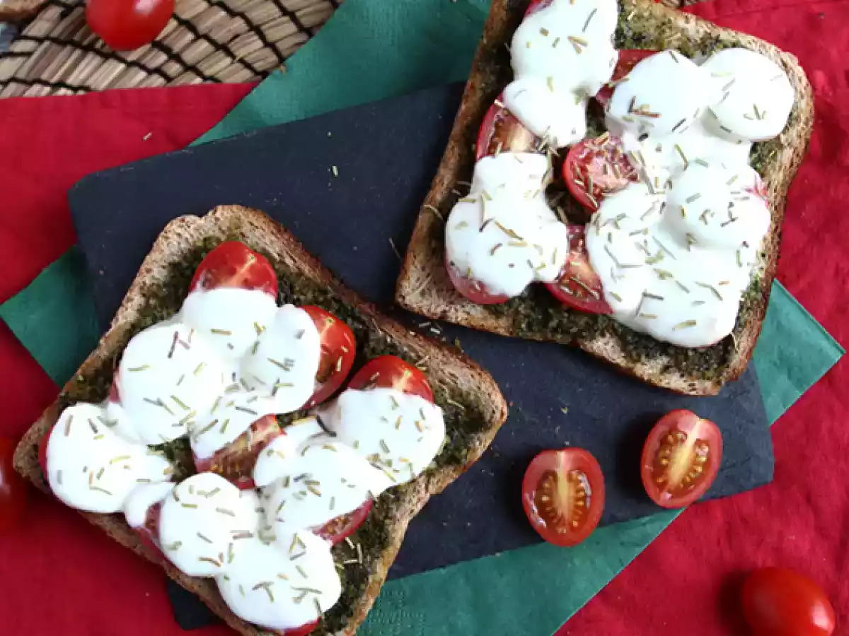 Bruschetta au pesto, tomates cerises et fromage mozzarella - photo 3