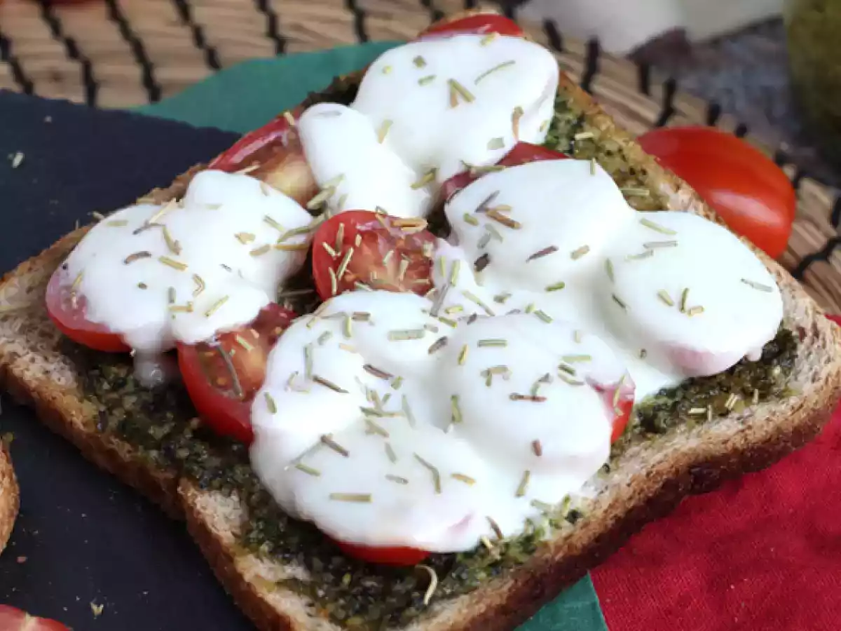 Bruschetta au pesto, tomates cerises et fromage mozzarella - photo 4