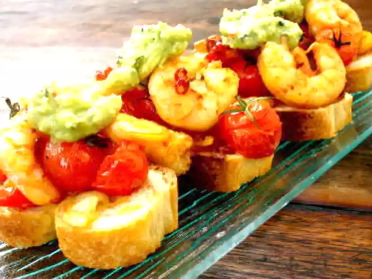 Bruschetta aux tomates, crevettes et guacamole