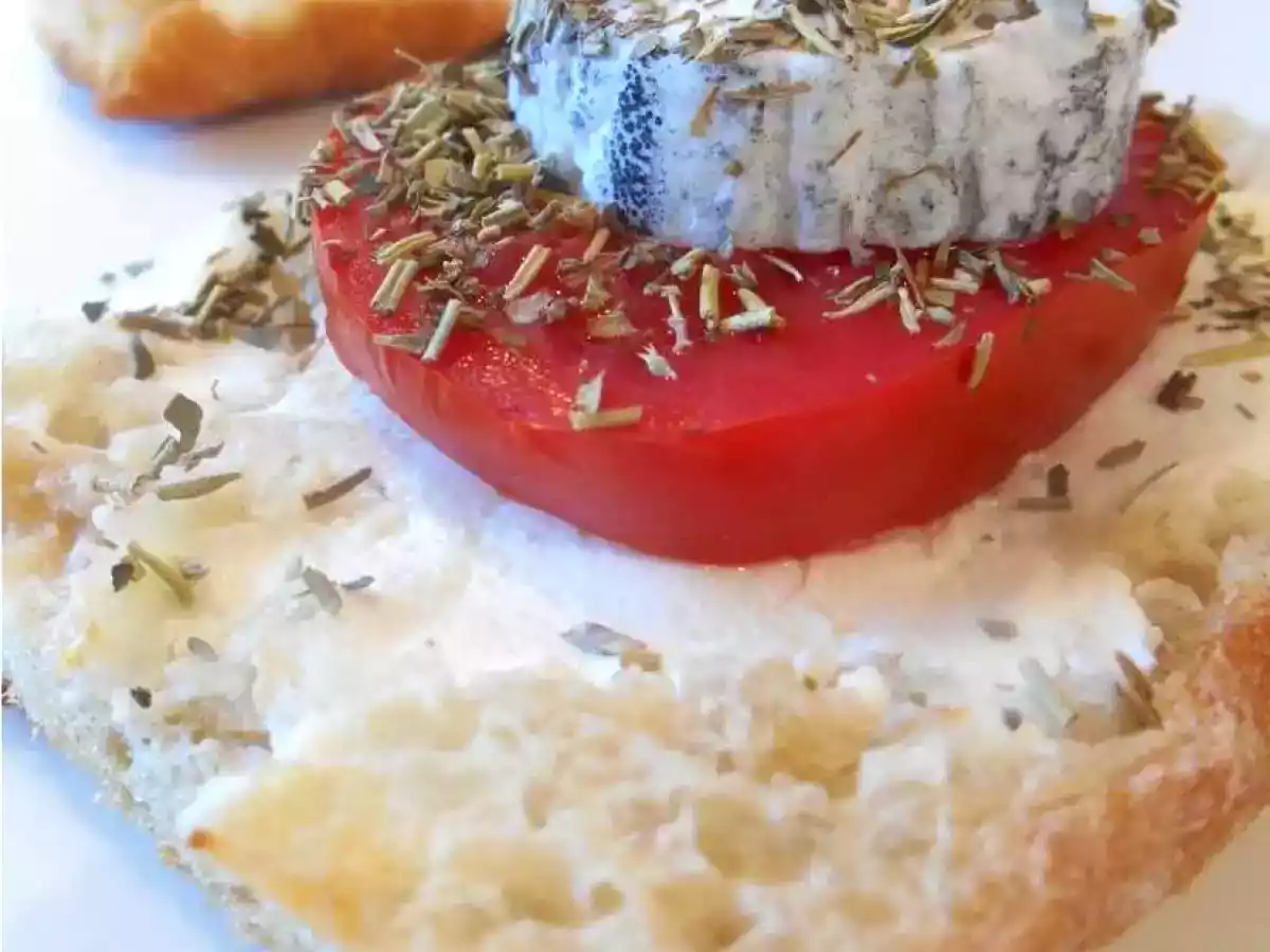 BRUSCHETTA TOMATE & CHEVRE CHAUD
