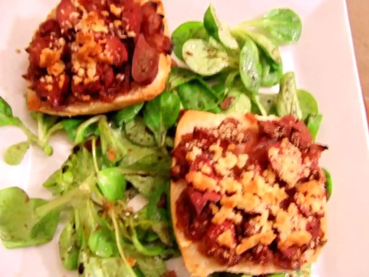 Bruschetti aux foies de volaille et confit d'oignons